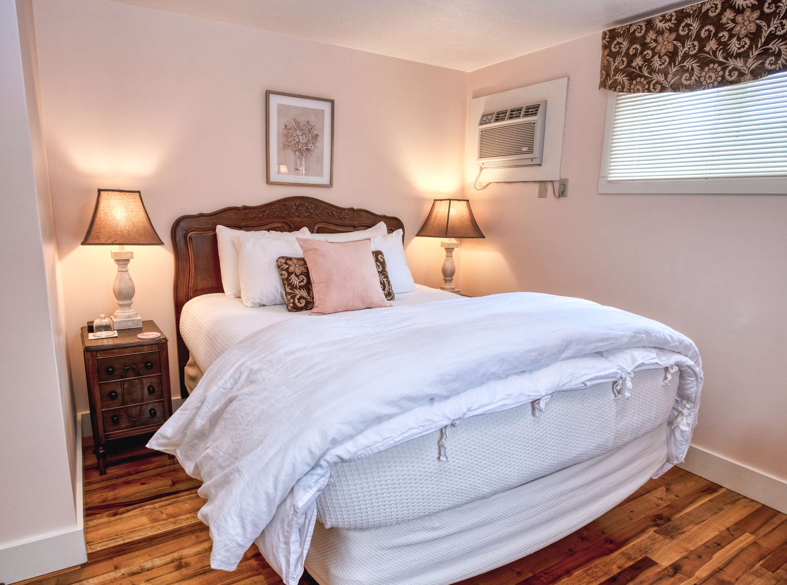 The Almond Room at Country Willows Inn & Estate in Ashland, Oregon has a comfortable queen size bed. The windows in the AlmondRoom overlook the heated pool and gardens.
