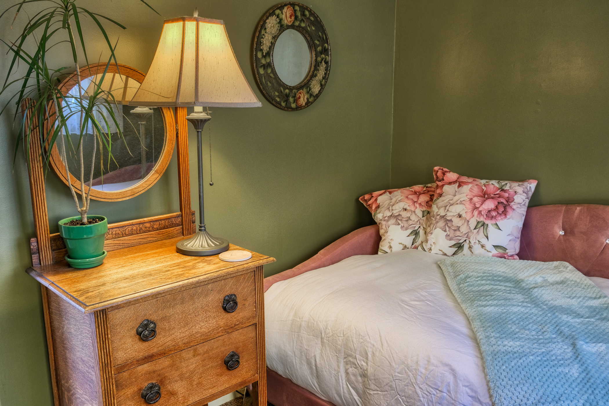  The Cottage at Country Willows Inn & Estate in Ashland, Oregon has a king size bed with comfortable quilts and linens. 