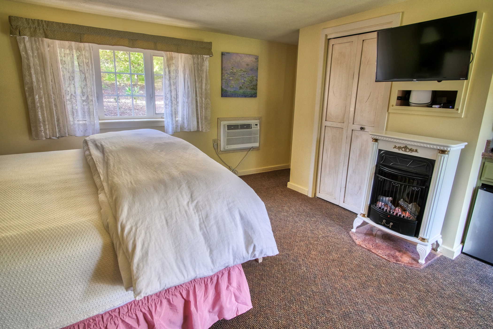  The Cottage at Country Willows Inn & Estate in Ashland, Oregon has a king size bed with comfortable quilts and linens. 