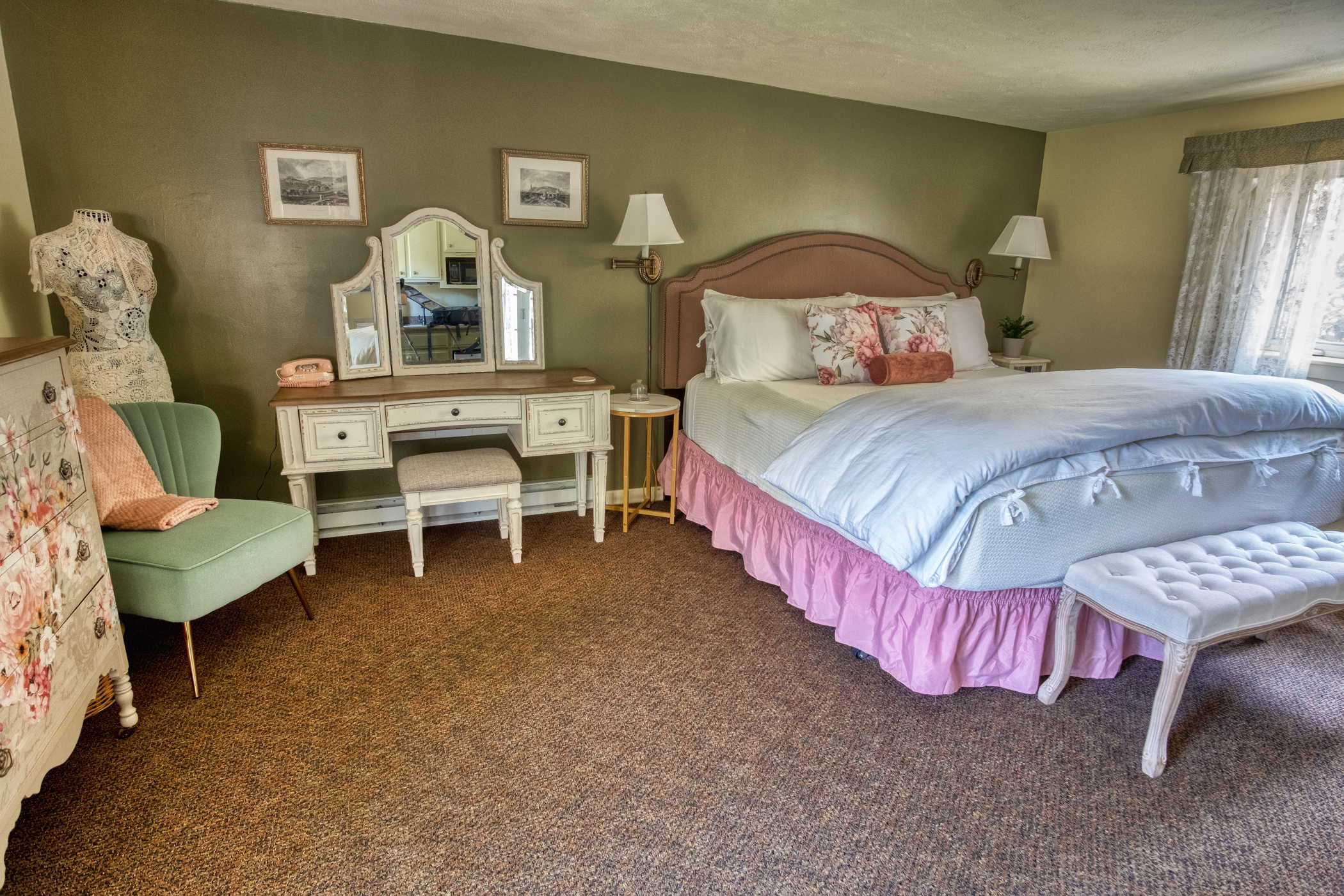  The Cottage at Country Willows Inn & Estate in Ashland, Oregon has a king size bed and a living area with delightful décor, soothing color combinations, live plants, and comfortable seating. 